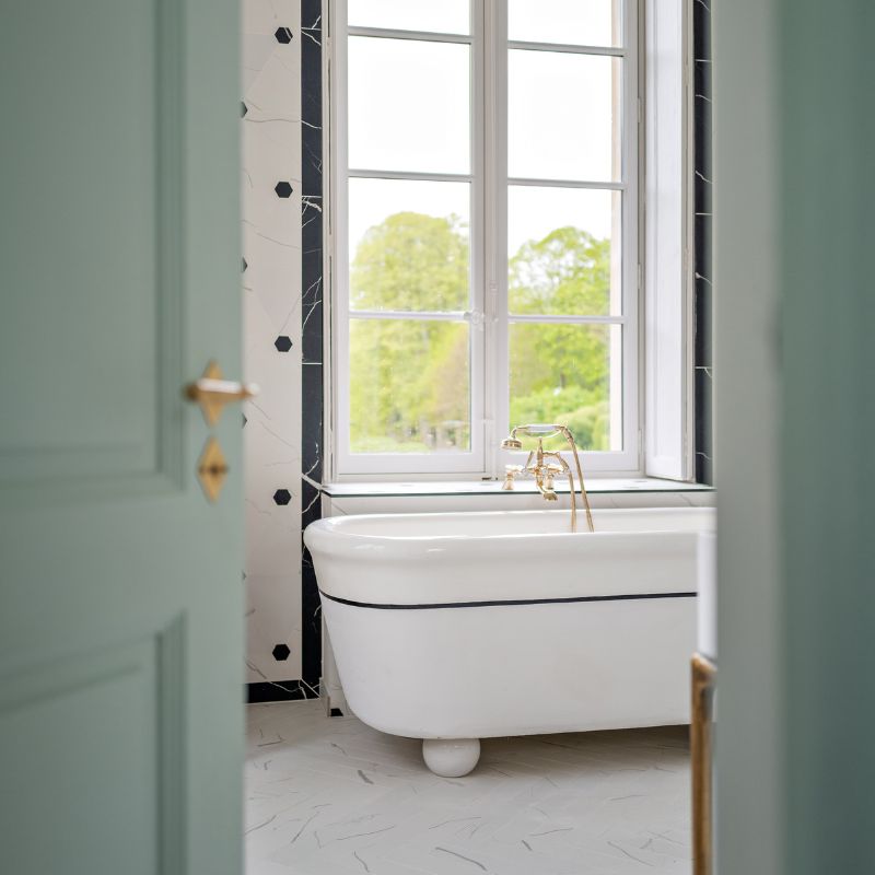primard-hotel-relais-chateaux-suite-signature-salle-de-bain-luxe-baignoire-marbre