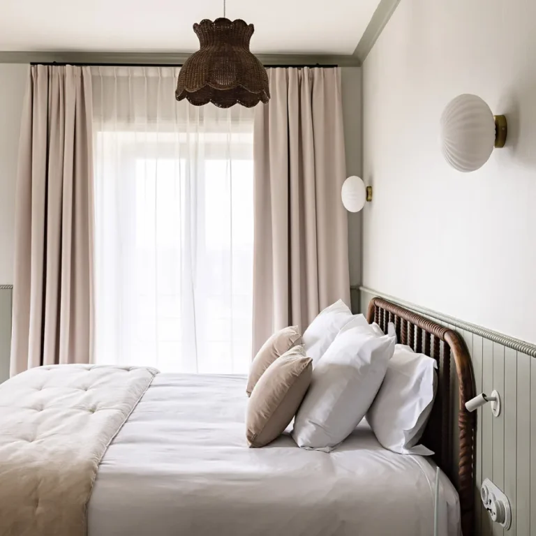 Hotel Château de Citeaux Burgund Prestige-Zimmer Bett