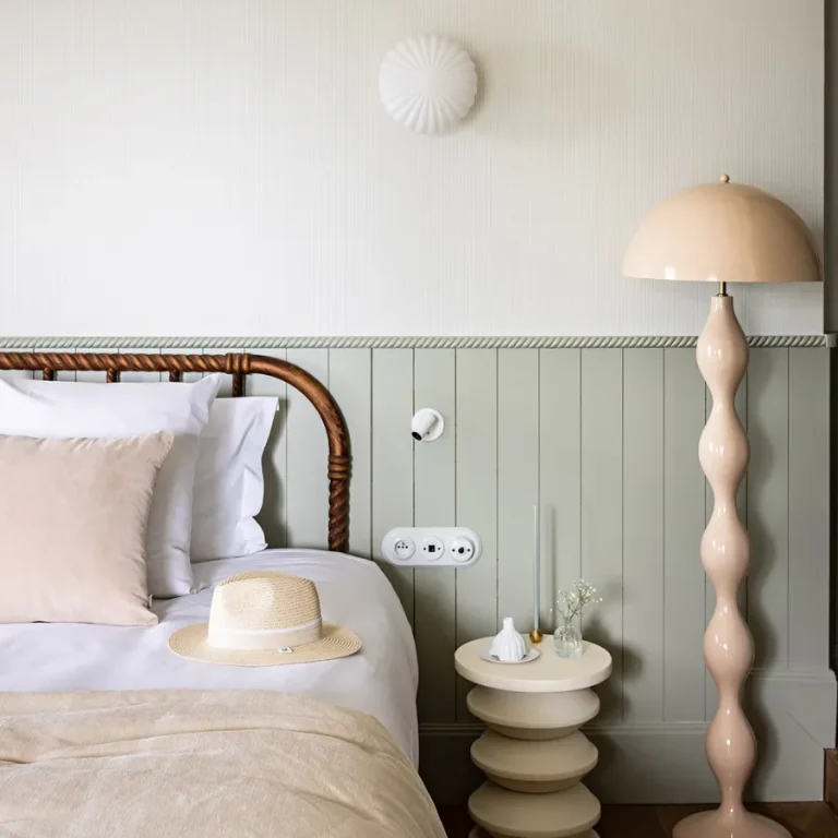 Hotel Château de Citeaux Bourgogne Zimmer Prestige Kopfende Bett gerade